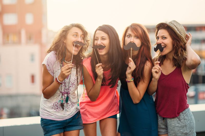 Amiche durante sfida fotografica addio al nubilato Latina