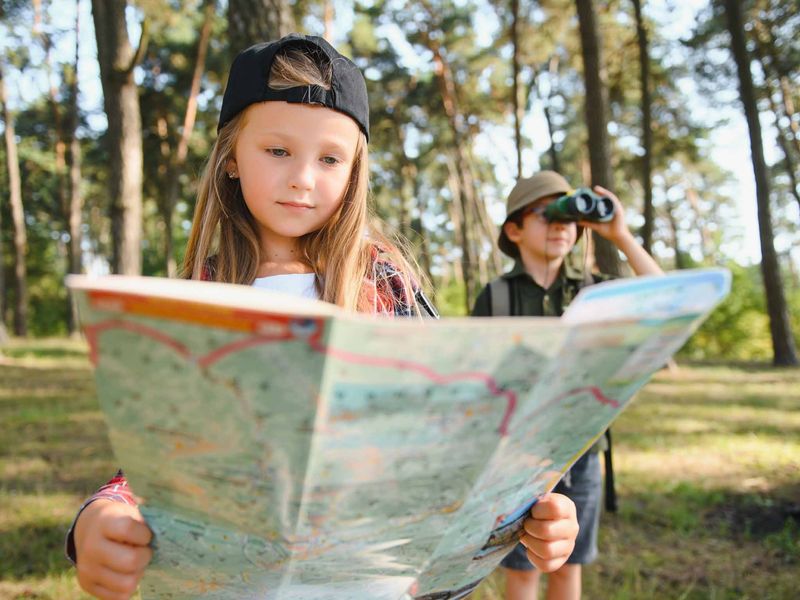 Gruppo di amici durante un'attività turistica con escape room AR a Latina